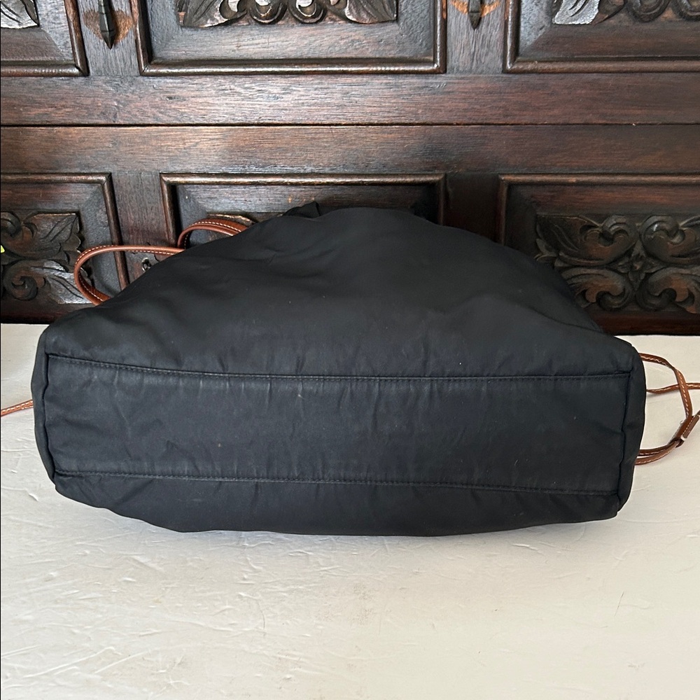 Beautiful Black and Tan Shoulder Bag - Picture 9 of 14